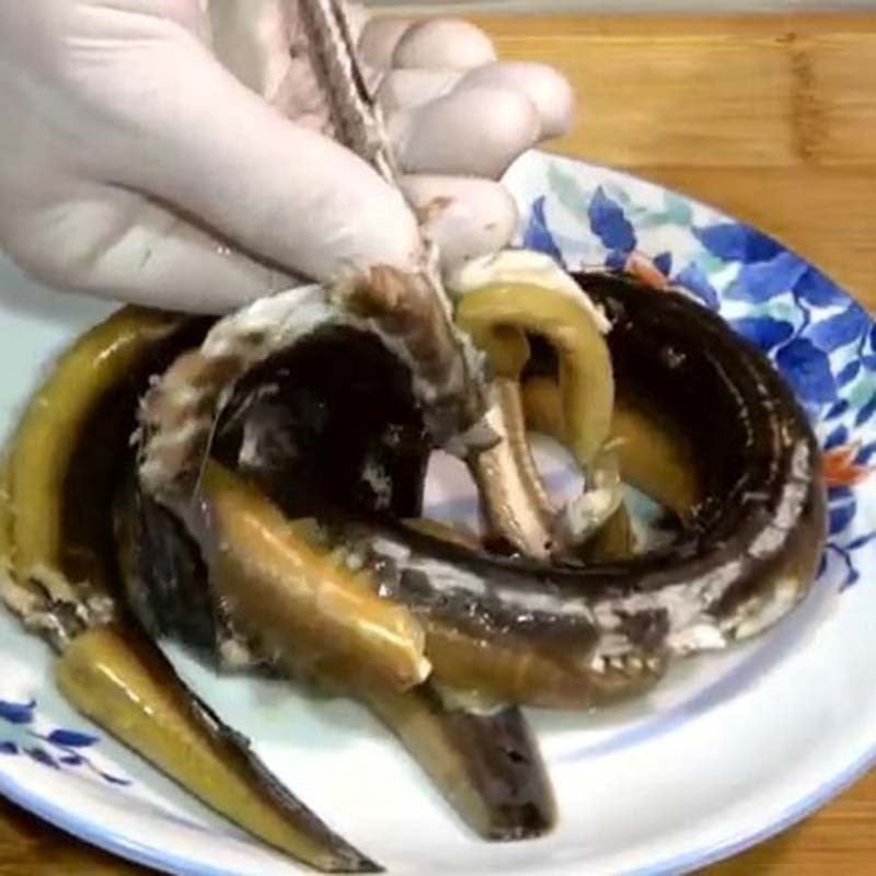 luoc-va-tach-thit-luon